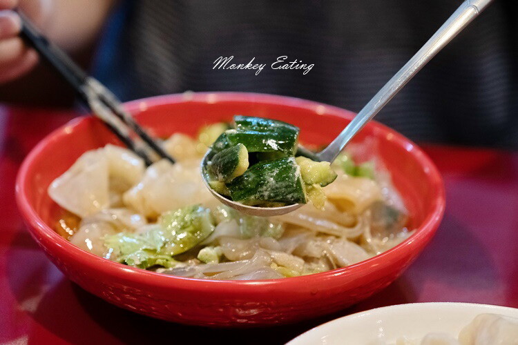 【台中西屯】小瀋陽酸菜白肉鍋｜道地東北炭火酸菜鍋，五花肉片入口即化。台中火鍋推薦 - 貪吃猴的幻想