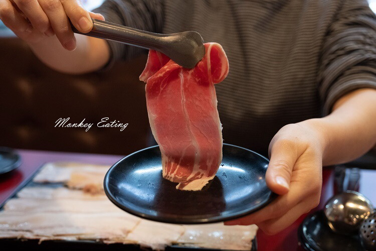 【台中西屯】小瀋陽酸菜白肉鍋｜道地東北炭火酸菜鍋，五花肉片入口即化。台中火鍋推薦 - 貪吃猴的幻想