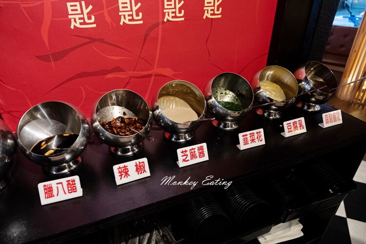 【台中西屯】小瀋陽酸菜白肉鍋｜道地東北炭火酸菜鍋，五花肉片入口即化。台中火鍋推薦 - 貪吃猴的幻想