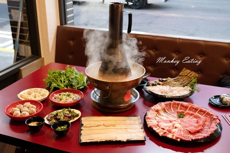 【台中西屯】小瀋陽酸菜白肉鍋｜道地東北炭火酸菜鍋，五花肉片入口即化。台中火鍋推薦 - 貪吃猴的幻想
