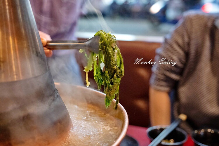 【台中西屯】小瀋陽酸菜白肉鍋｜道地東北炭火酸菜鍋，五花肉片入口即化。台中火鍋推薦 - 貪吃猴的幻想