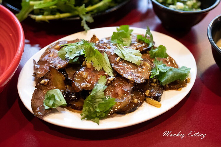 【台中西屯】小瀋陽酸菜白肉鍋｜道地東北炭火酸菜鍋，五花肉片入口即化。台中火鍋推薦 - 貪吃猴的幻想