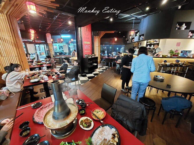 【台中西屯】小瀋陽酸菜白肉鍋｜道地東北炭火酸菜鍋，五花肉片入口即化。台中火鍋推薦 - 貪吃猴的幻想