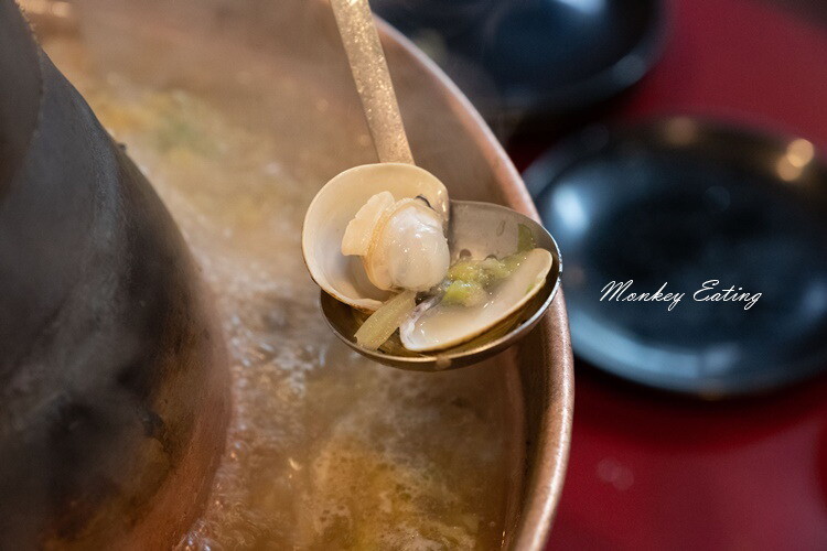 【台中西屯】小瀋陽酸菜白肉鍋｜道地東北炭火酸菜鍋，五花肉片入口即化。台中火鍋推薦 - 貪吃猴的幻想