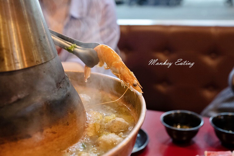 【台中西屯】小瀋陽酸菜白肉鍋｜道地東北炭火酸菜鍋，五花肉片入口即化。台中火鍋推薦 - 貪吃猴的幻想