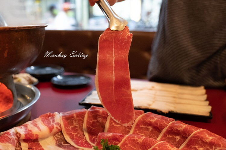 【台中西屯】小瀋陽酸菜白肉鍋｜道地東北炭火酸菜鍋，五花肉片入口即化。台中火鍋推薦 - 貪吃猴的幻想