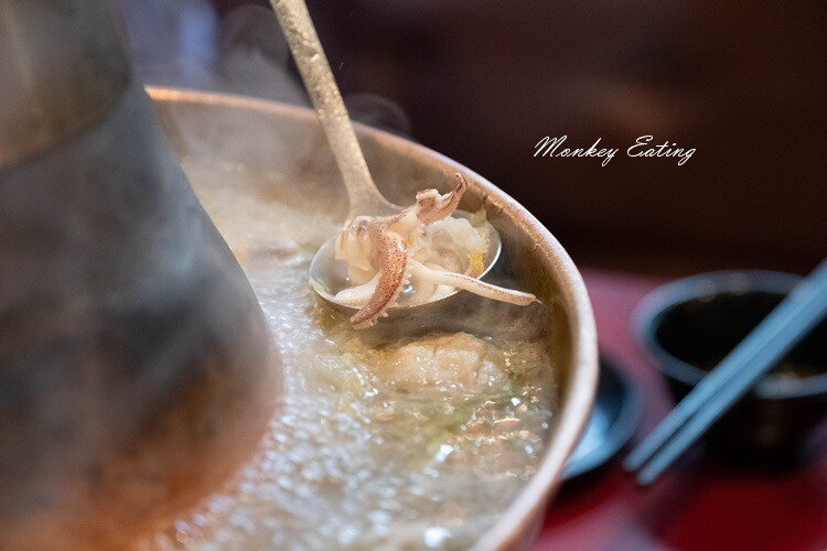 【台中西屯】小瀋陽酸菜白肉鍋｜道地東北炭火酸菜鍋，五花肉片入口即化。台中火鍋推薦 - 貪吃猴的幻想