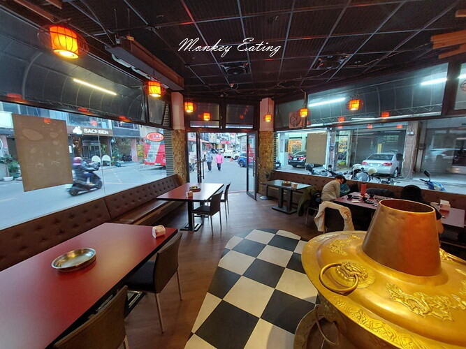 【台中西屯】小瀋陽酸菜白肉鍋｜道地東北炭火酸菜鍋，五花肉片入口即化。台中火鍋推薦 - 貪吃猴的幻想