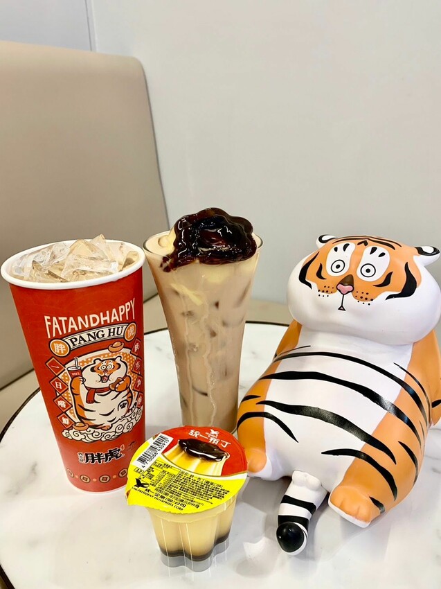 【台北】北車飲料｜Who’s Tea鬍子茶X我不是胖虎 超人氣插畫胖虎聯名飲料杯超可愛 暖心奶茶系療癒你的心