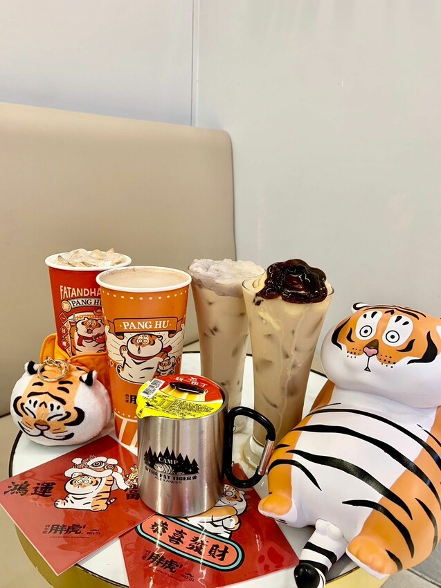 【台北】北車飲料｜Who’s Tea鬍子茶X我不是胖虎 超人氣插畫胖虎聯名飲料杯超可愛 暖心奶茶系療癒你的心