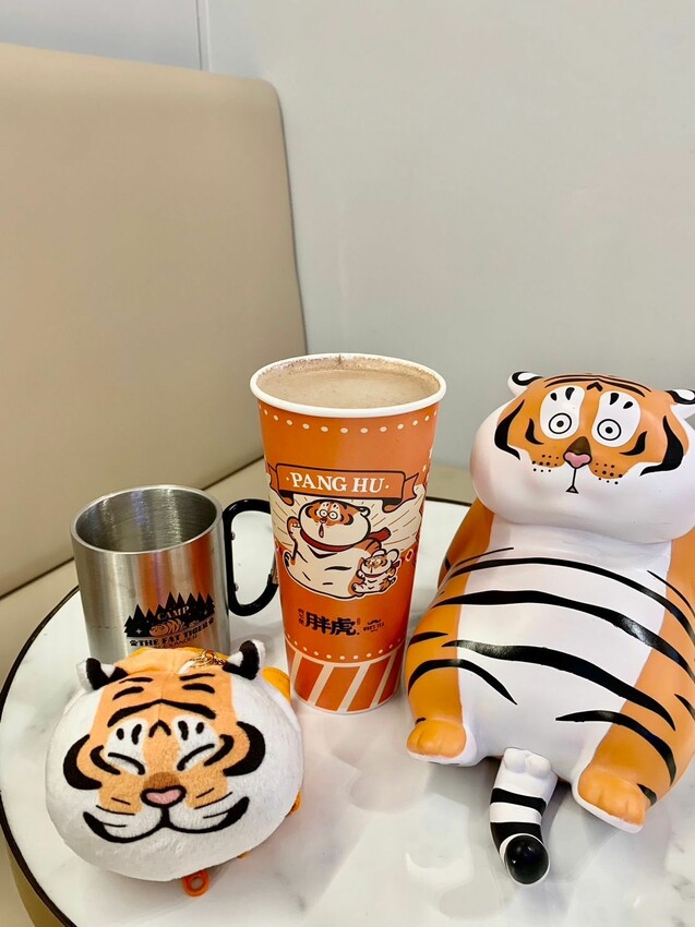 【台北】北車飲料｜Who’s Tea鬍子茶X我不是胖虎 超人氣插畫胖虎聯名飲料杯超可愛 暖心奶茶系療癒你的心