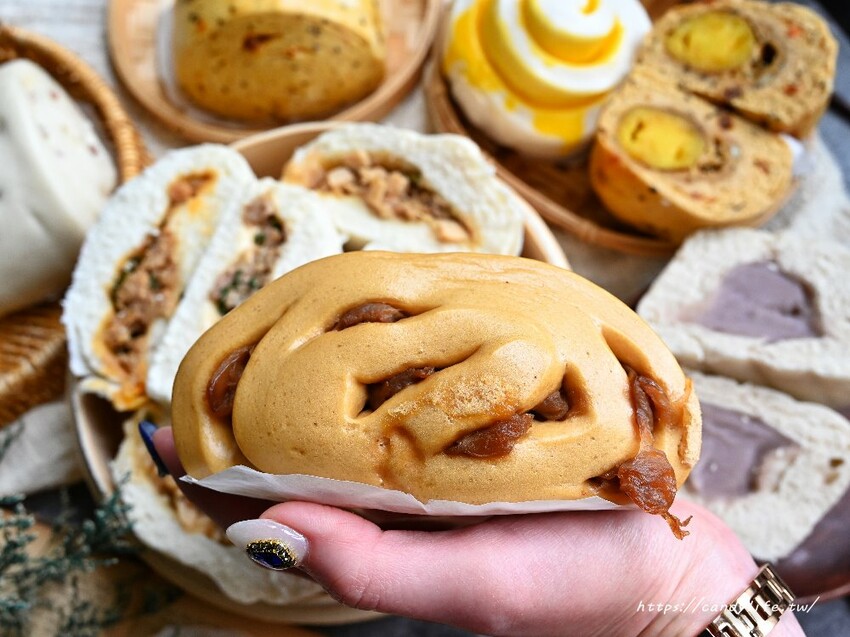 東興包子舖｜台中饅頭包子推薦，選用鼎泰豐同等級麵粉，近30種口味，早上六點開賣，常常開賣兩小時就賣完，想吃建議早點來！