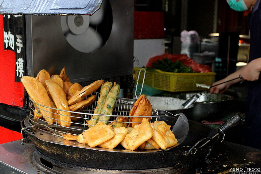 南投縣竹山鎮在地人才知!城隍廟旁人氣老攤「蚵嗲、韭菜捲、炸蘿蔔糕」外酥內嫩超欠吃 銅板價台式下午茶