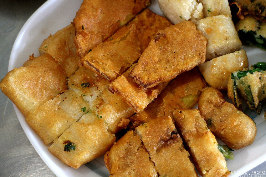 南投縣竹山鎮在地人才知!城隍廟旁人氣老攤「蚵嗲、韭菜捲、炸蘿蔔糕」外酥內嫩超欠吃 銅板價台式下午茶