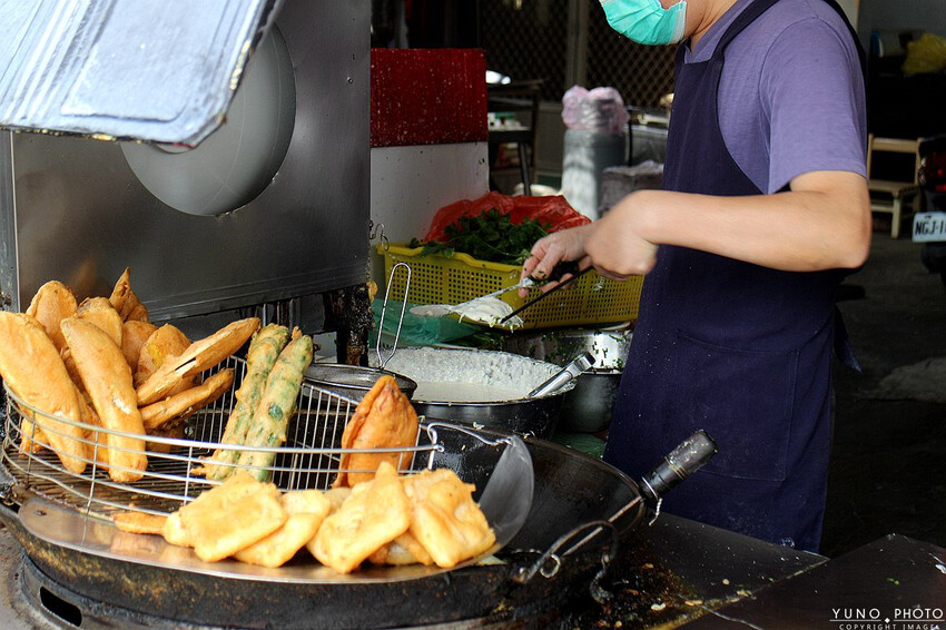 南投縣竹山鎮在地人才知!城隍廟旁人氣老攤「蚵嗲、韭菜捲、炸蘿蔔糕」外酥內嫩超欠吃 銅板價台式下午茶