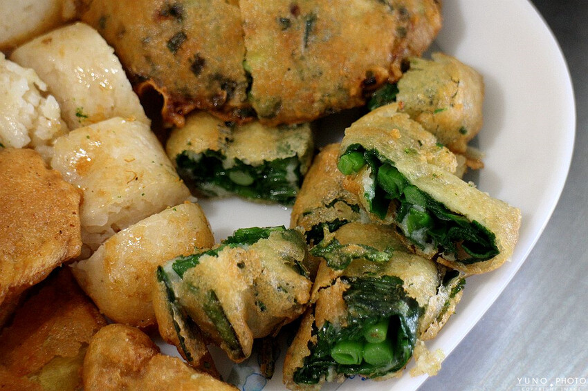 南投縣竹山鎮在地人才知!城隍廟旁人氣老攤「蚵嗲、韭菜捲、炸蘿蔔糕」外酥內嫩超欠吃 銅板價台式下午茶