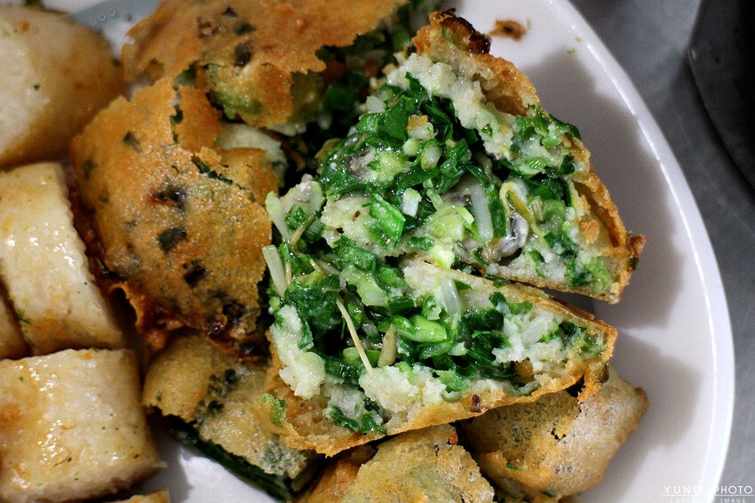 南投縣竹山鎮在地人才知!城隍廟旁人氣老攤「蚵嗲、韭菜捲、炸蘿蔔糕」外酥內嫩超欠吃 銅板價台式下午茶