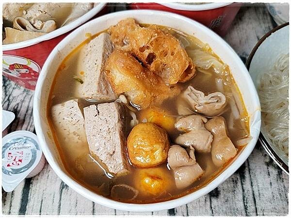 【南區】3鼎紅麻辣鴨血臭豆腐《台中南區南門店》－不可錯過的雙倍爆乳麻辣湯頭 ～中興大學、忠孝夜市麻辣鴨