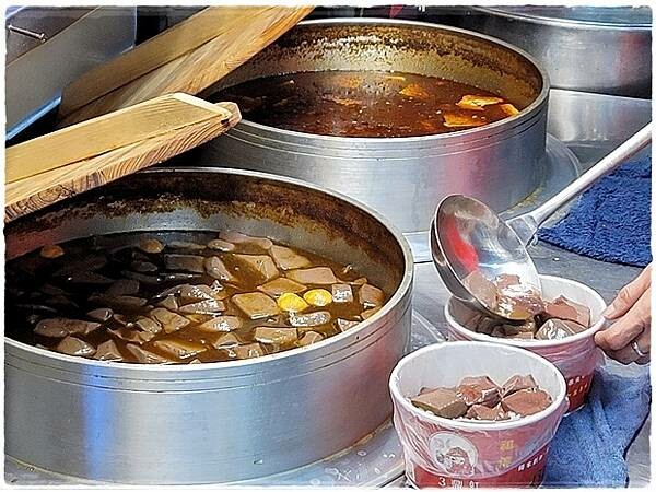 【南區】3鼎紅麻辣鴨血臭豆腐《台中南區南門店》－不可錯過的雙倍爆乳麻辣湯頭 ～中興大學、忠孝夜市麻辣鴨