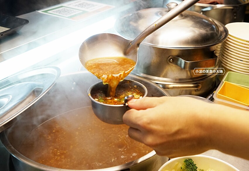 忠孝夜市人氣蒜香烏龍豆干一入口就爆汁！蒜香拌麵人氣必點。大份量，可綜合自由混搭~