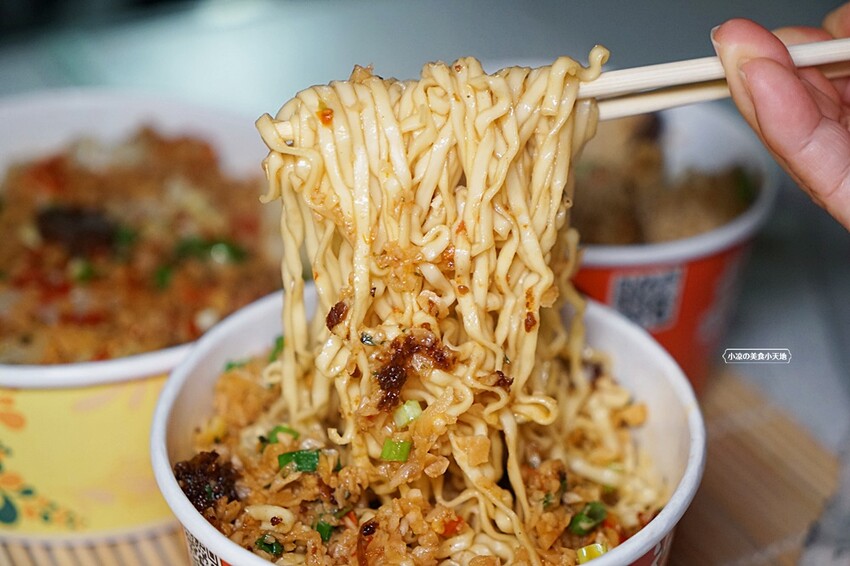 忠孝夜市人氣蒜香烏龍豆干一入口就爆汁！蒜香拌麵人氣必點。大份量，可綜合自由混搭~