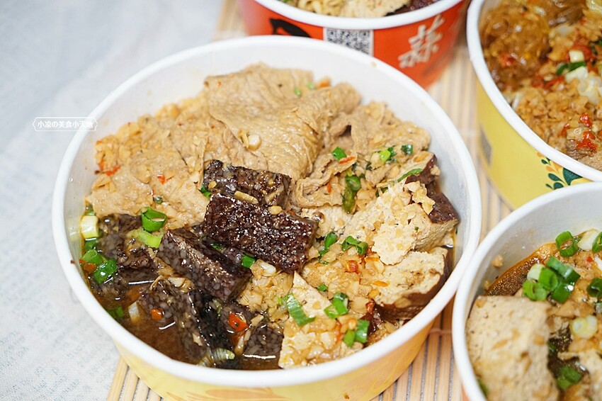 忠孝夜市人氣蒜香烏龍豆干一入口就爆汁！蒜香拌麵人氣必點。大份量，可綜合自由混搭~