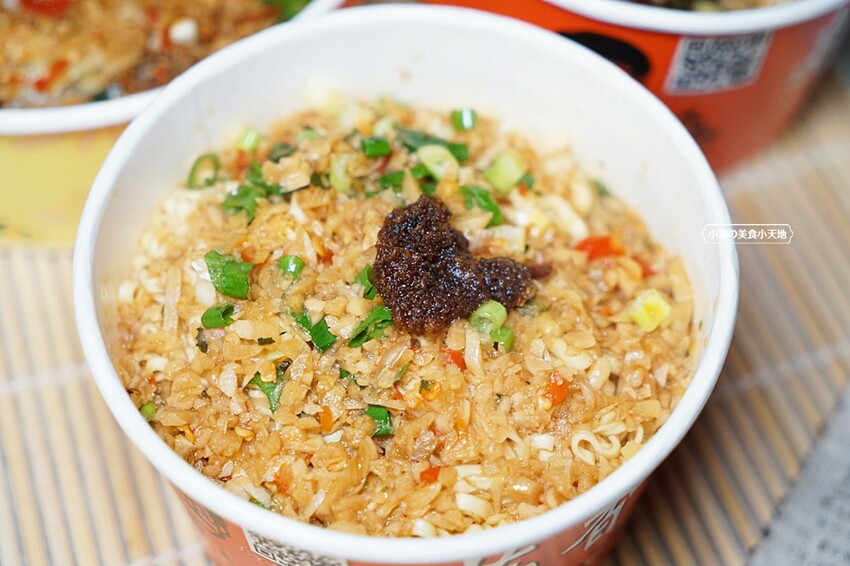 忠孝夜市人氣蒜香烏龍豆干一入口就爆汁！蒜香拌麵人氣必點。大份量，可綜合自由混搭~