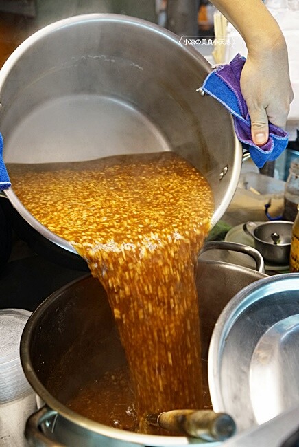 忠孝夜市人氣蒜香烏龍豆干一入口就爆汁！蒜香拌麵人氣必點。大份量，可綜合自由混搭~