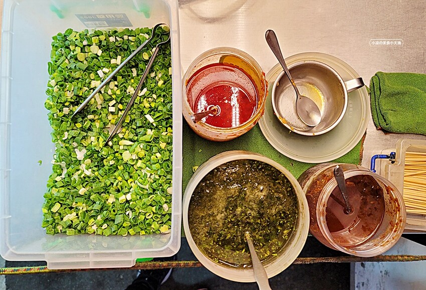 忠孝夜市人氣蒜香烏龍豆干一入口就爆汁！蒜香拌麵人氣必點。大份量，可綜合自由混搭~