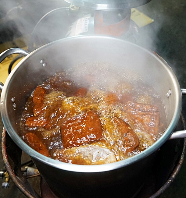 忠孝夜市人氣蒜香烏龍豆干一入口就爆汁！蒜香拌麵人氣必點。大份量，可綜合自由混搭~