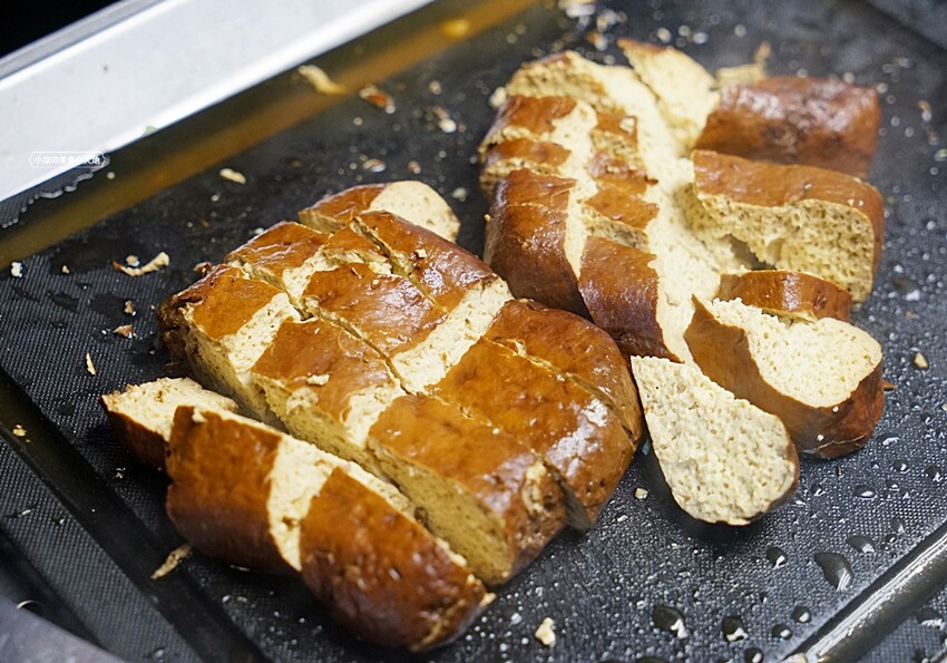 忠孝夜市人氣蒜香烏龍豆干一入口就爆汁！蒜香拌麵人氣必點。大份量，可綜合自由混搭~