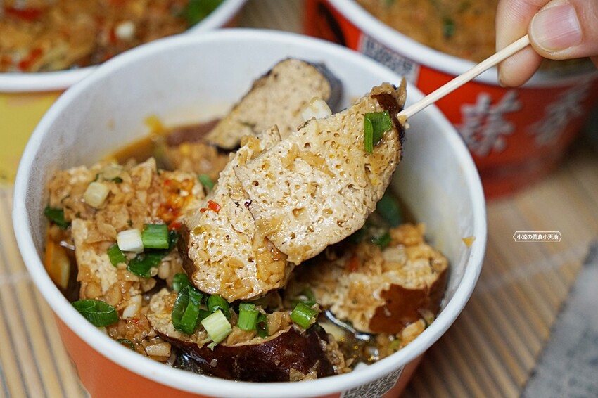 忠孝夜市人氣蒜香烏龍豆干一入口就爆汁！蒜香拌麵人氣必點。大份量，可綜合自由混搭~