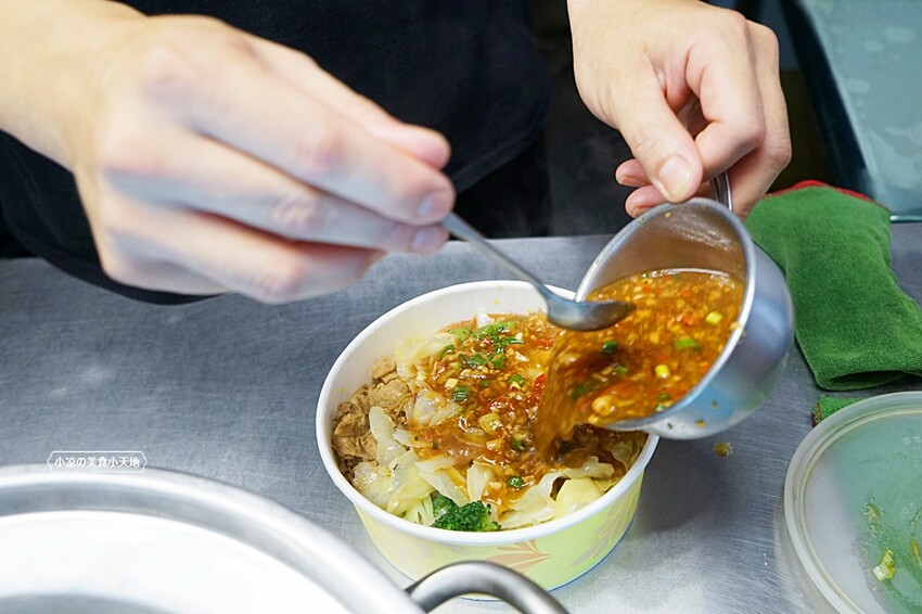 忠孝夜市人氣蒜香烏龍豆干一入口就爆汁！蒜香拌麵人氣必點。大份量，可綜合自由混搭~