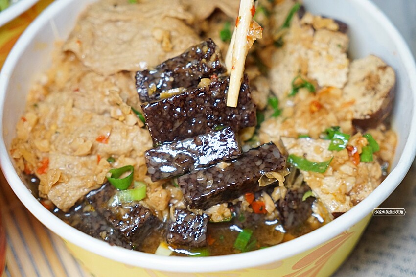 忠孝夜市人氣蒜香烏龍豆干一入口就爆汁！蒜香拌麵人氣必點。大份量，可綜合自由混搭~