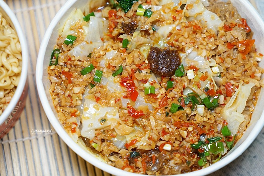 忠孝夜市人氣蒜香烏龍豆干一入口就爆汁！蒜香拌麵人氣必點。大份量，可綜合自由混搭~