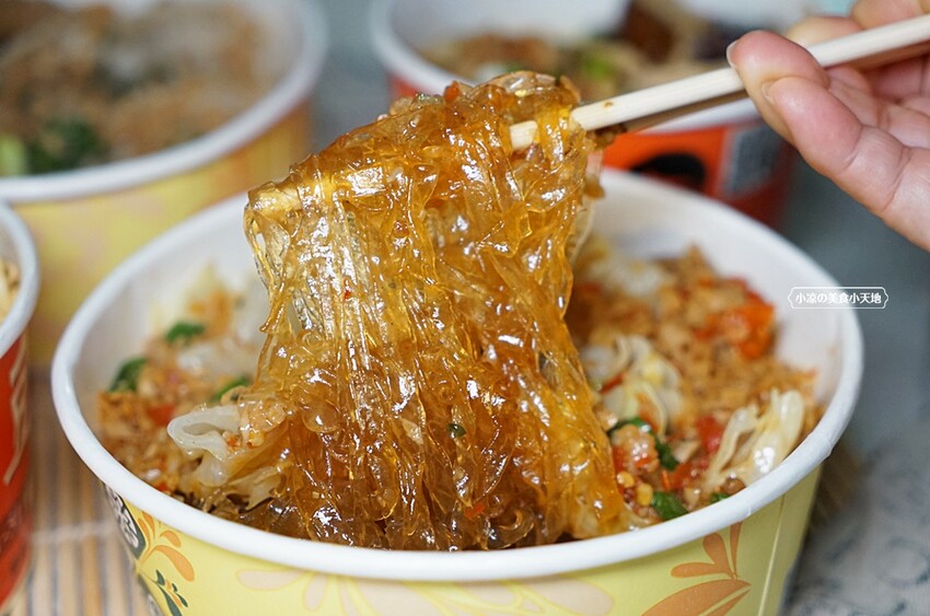 忠孝夜市人氣蒜香烏龍豆干一入口就爆汁！蒜香拌麵人氣必點。大份量，可綜合自由混搭~