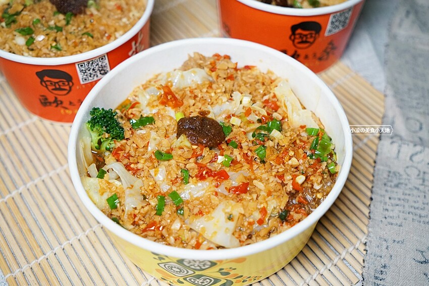 忠孝夜市人氣蒜香烏龍豆干一入口就爆汁！蒜香拌麵人氣必點。大份量，可綜合自由混搭~