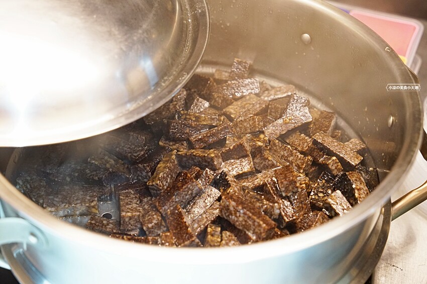 忠孝夜市人氣蒜香烏龍豆干一入口就爆汁！蒜香拌麵人氣必點。大份量，可綜合自由混搭~