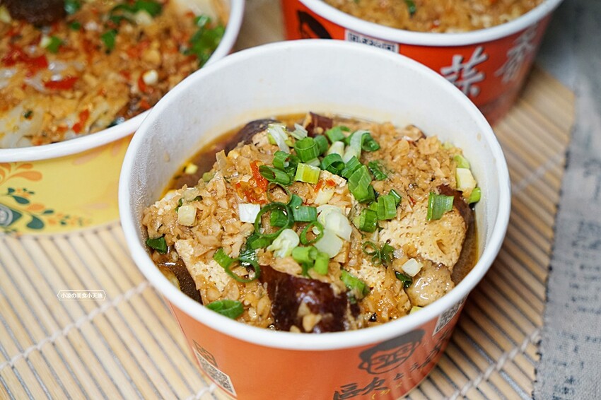 忠孝夜市人氣蒜香烏龍豆干一入口就爆汁！蒜香拌麵人氣必點。大份量，可綜合自由混搭~