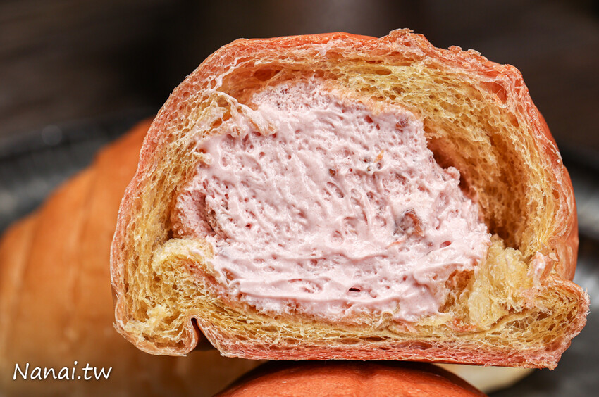 最新ig打卡點!手撕千層吐司,草莓千層吐司一出爐秒殺,生乳可頌用料不手軟,凍滋和流心吃法,網友譽為生乳界天花板