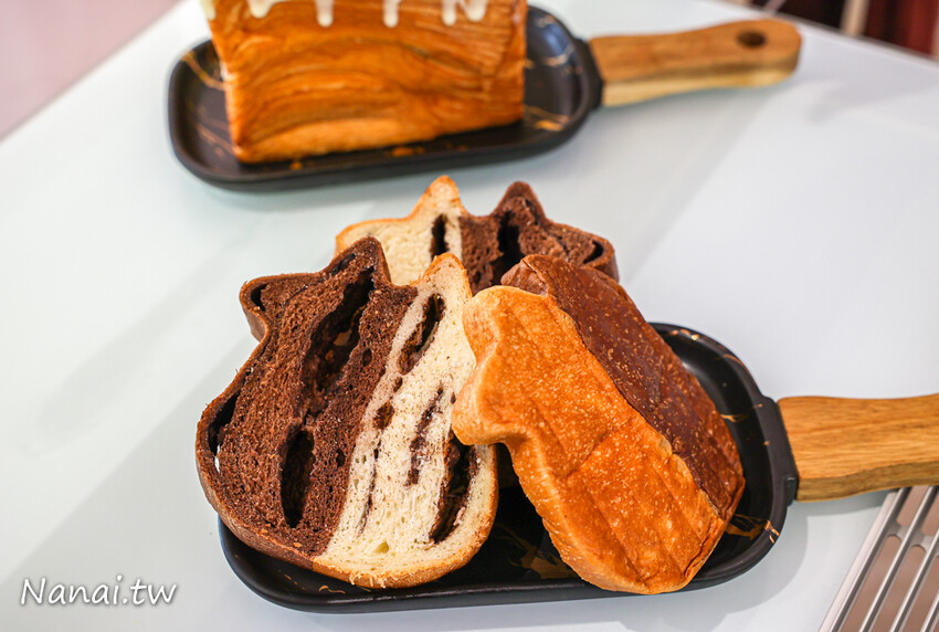 最新ig打卡點!手撕千層吐司,草莓千層吐司一出爐秒殺,生乳可頌用料不手軟,凍滋和流心吃法,網友譽為生乳界天花板