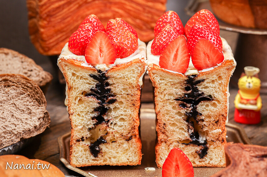 最新ig打卡點!手撕千層吐司,草莓千層吐司一出爐秒殺,生乳可頌用料不手軟,凍滋和流心吃法,網友譽為生乳界天花板