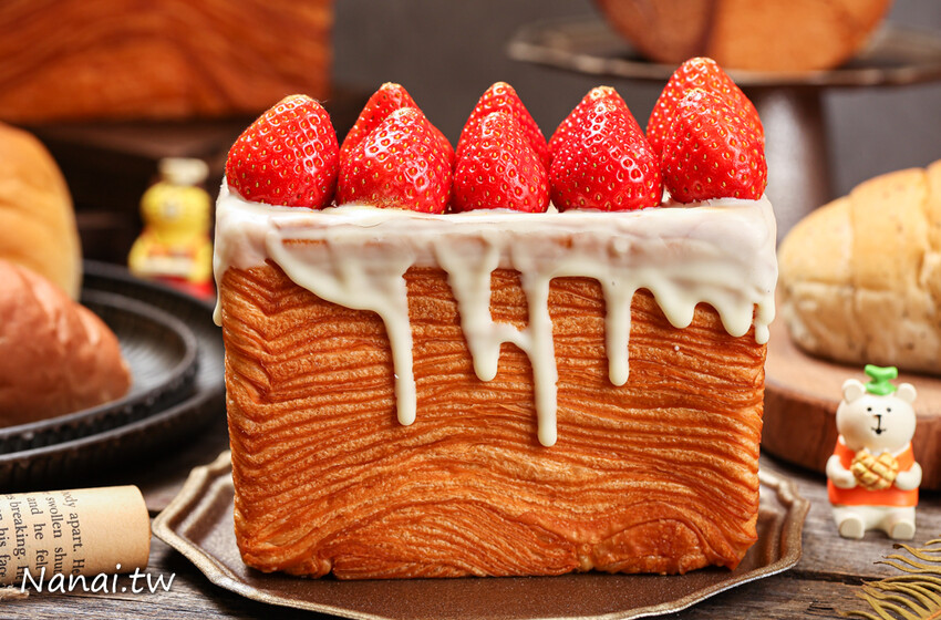 最新ig打卡點!手撕千層吐司,草莓千層吐司一出爐秒殺,生乳可頌用料不手軟,凍滋和流心吃法,網友譽為生乳界天花板