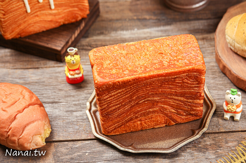 最新ig打卡點!手撕千層吐司,草莓千層吐司一出爐秒殺,生乳可頌用料不手軟,凍滋和流心吃法,網友譽為生乳界天花板