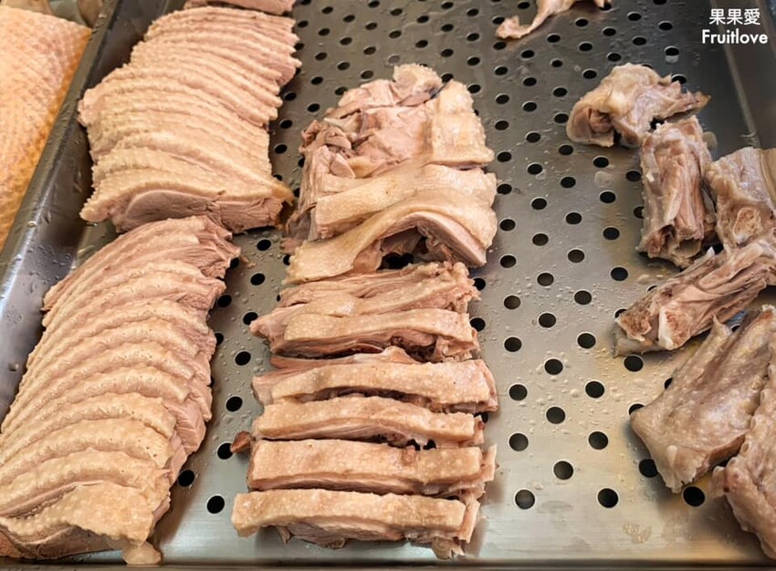 東鵝汁飯⟩鵝腿便當完全不油，去骨鵝腿肉軟嫩多汁，配上蒜頭酥，添增不一樣的口感-台中大里美食 @果果愛Fruitlove