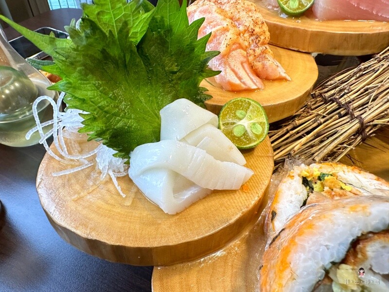 村日式料理 上100種日料任您吃到飽 階梯式擺盤霸氣上桌 超巨大的生蠔有夠邪惡的啦!