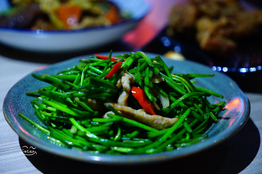 忠孝復興也有這種激安の店！被粉紅烏龍麵與超值酒精放題擄獲了！