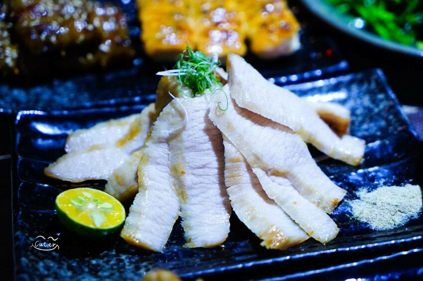 忠孝復興也有這種激安の店！被粉紅烏龍麵與超值酒精放題擄獲了！