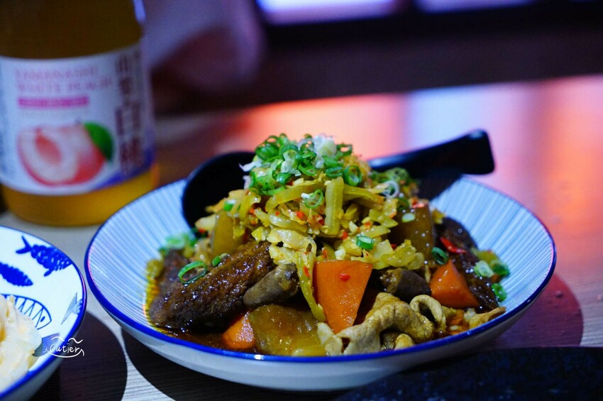 忠孝復興也有這種激安の店！被粉紅烏龍麵與超值酒精放題擄獲了！