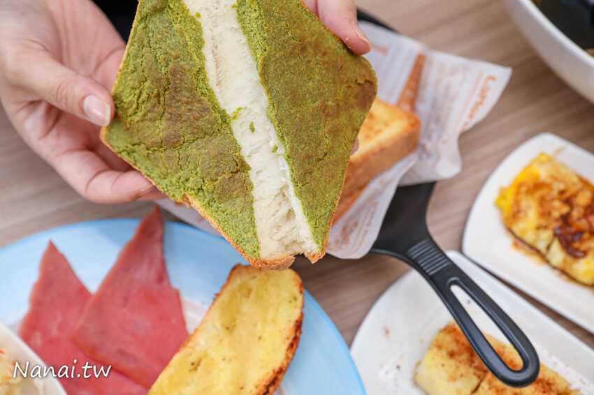 這家早餐店新推出抹茶奶酥厚片用料毫不手軟，撥開厚厚抹茶奶酥醬令人凍未條~